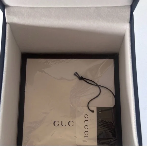 Gucci G Timeless Diamond Mother of Pearl Watch - Picture 9 of 10